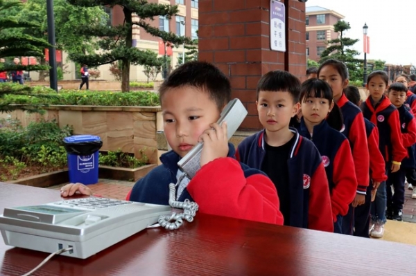 阳光小学安装公用电话供学生免费使用.jpg