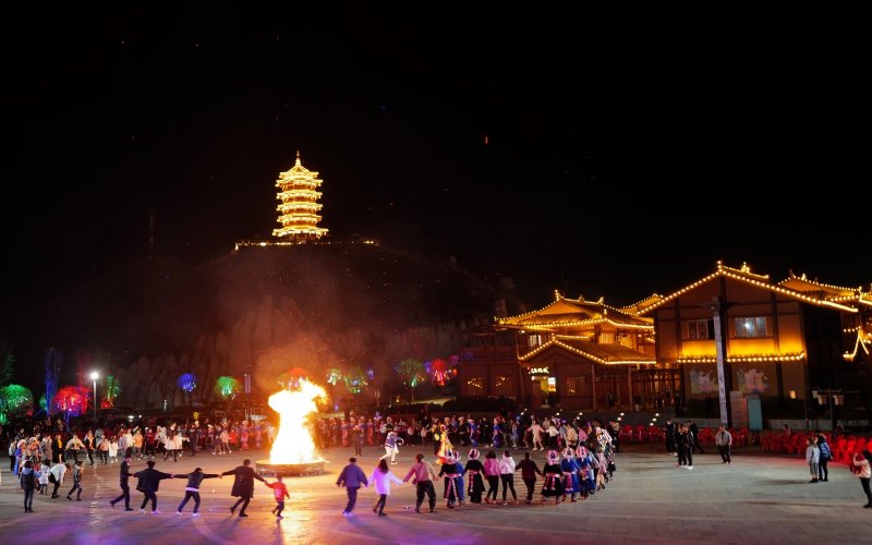 1622627395171062643.jpg 图3.阿妹戚托小镇上起舞 李念秋 摄(1).jpg