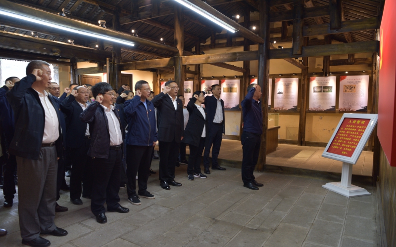 1622798693030060682.jpg 图4.在兴义市威舍镇猪场红军村重温入党誓词(1).jpg