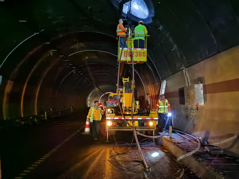 1622798759527083596.jpg 图5.兴仁段对龙头箐隧道挂断电线进行抢修 姚家发 摄(1).jpg