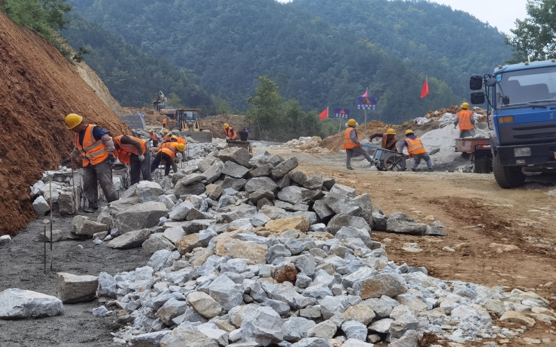 1622798812269030038.jpg 图1.热火朝天的施工现场 夏 笙 摄(1).jpg