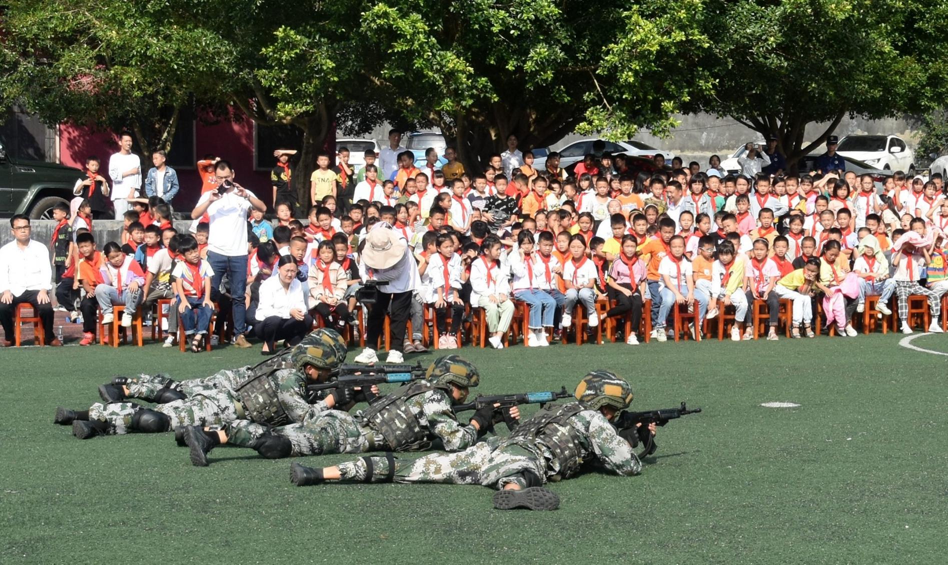 现场进行国防训练展示.jpg