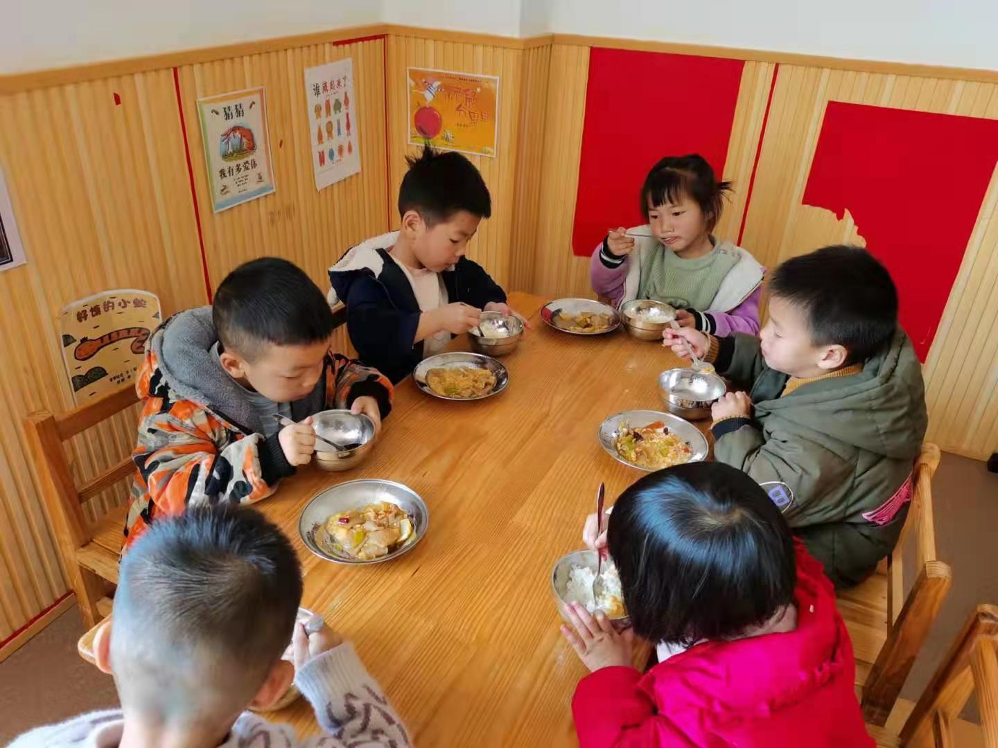 南兴第一幼儿园新市民幼儿营养午餐.jpg