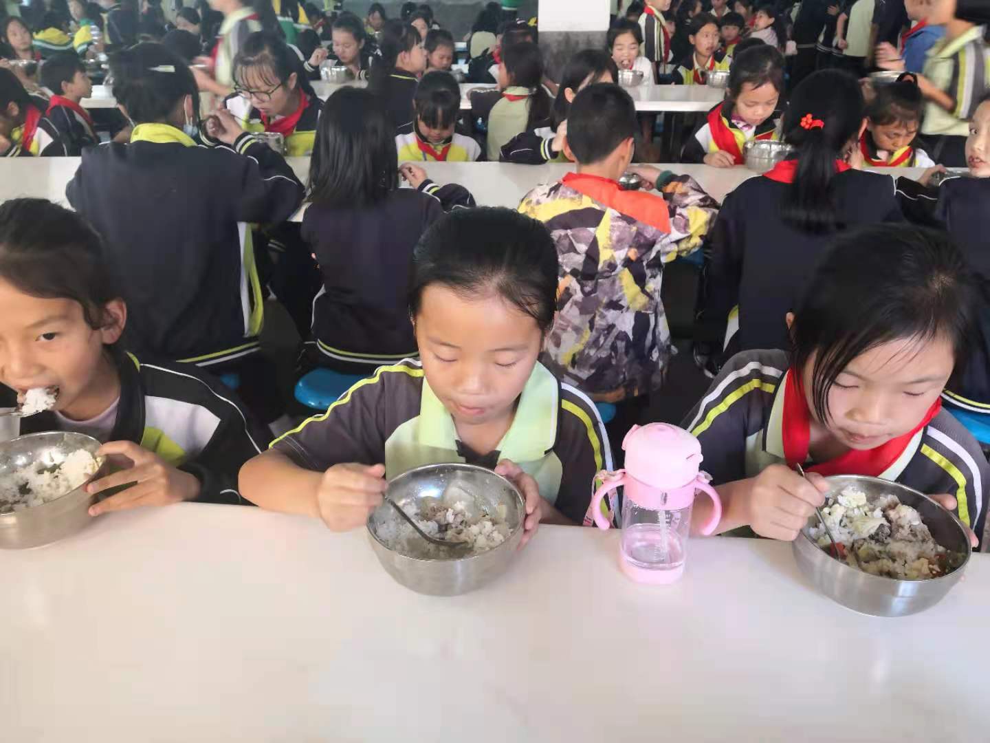 1鲁布格镇中心小学营养午餐.jpg