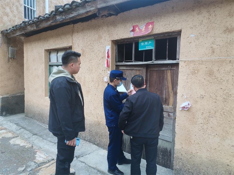 大队宣传人员向村民讲解消防安全知识.jpg