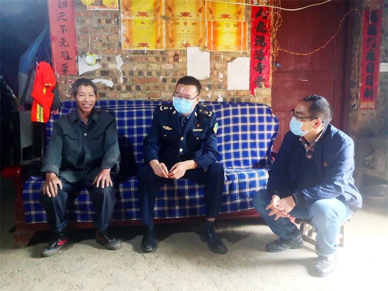图1：九支队党委副书记汪泽罡（中）在“双联双促”联系户家中和老乡亲切交谈.jpg