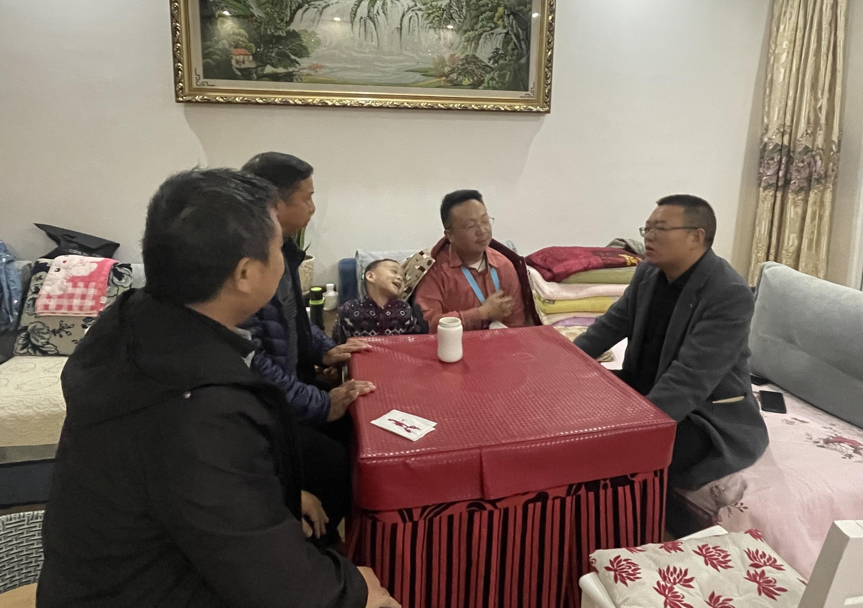图：九支队党委副书记汪泽罡（右一）在受伤职工家中同职工亲切交谈.jpg