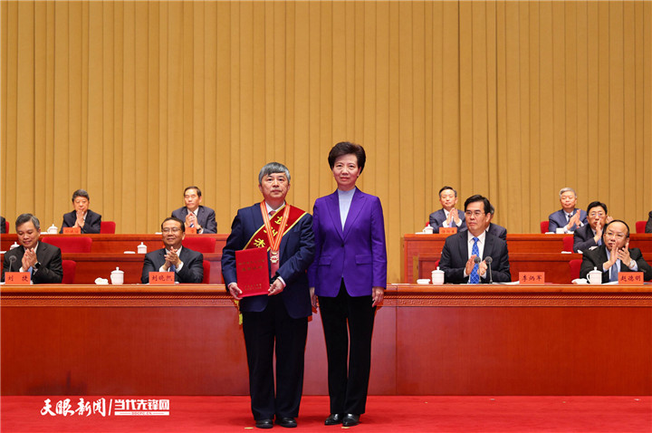 谌贻琴向首届“贵州杰出人才奖”获得者宋宝安颁发奖章、证书。.jpg
