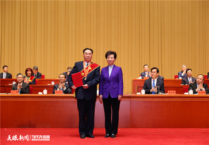 谌贻琴向首届“贵州杰出人才奖”获得者刘尚义颁发奖章、证书。.jpg