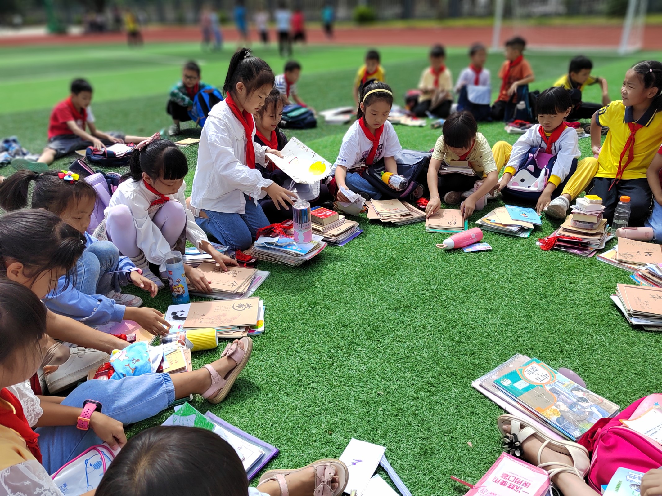 兴义市第十小学学生整理书包.jpg