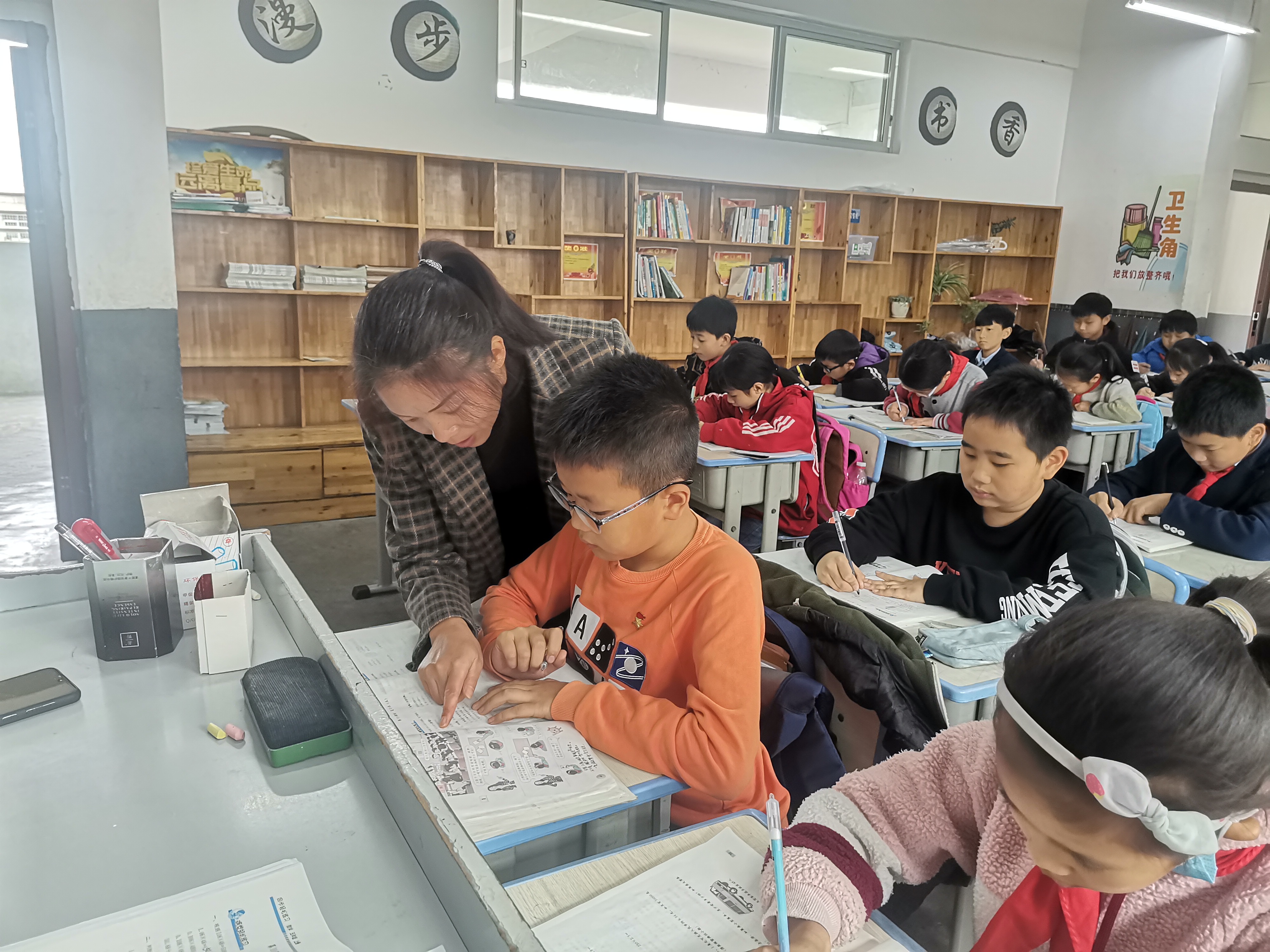 延安路小学教师在课外延时服务时间段辅导学生做作业.jpg
