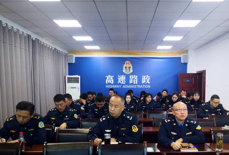 图2：参加学习干部职工认真聆听授课老师讲课(1).jpg
