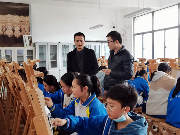 谢百军到绘画课堂查看学生学习情况.jpg