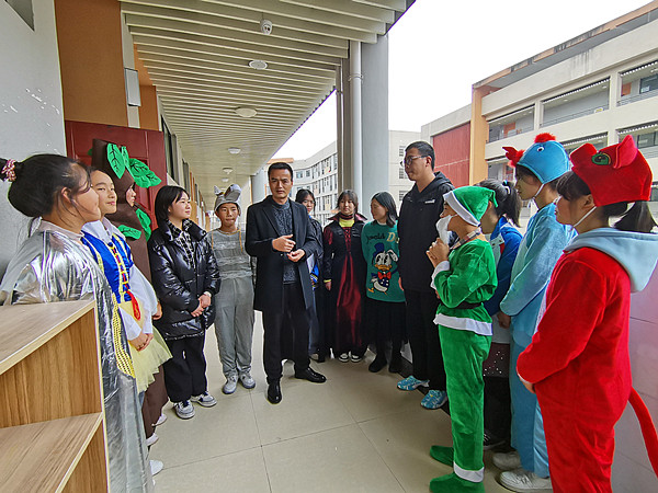 谢百军与英语角师生探讨交流.jpg