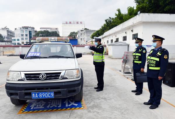 图4：执法人员模拟违法超限运输案件处置(1).jpg