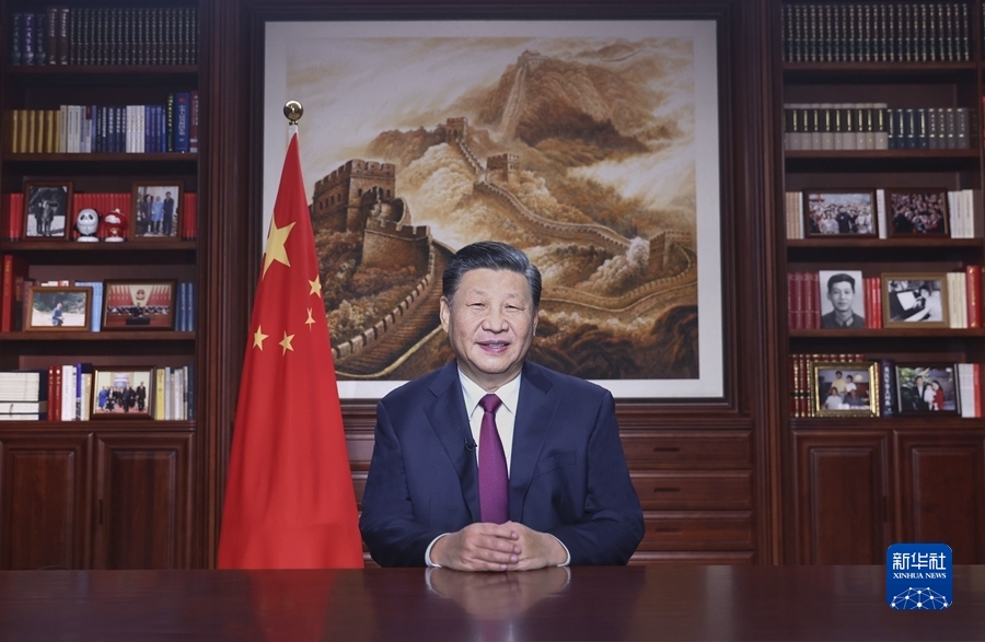 　新年前夕，国家主席习近平通过中央广播电视总台和互联网，发表二〇二二年新年贺词。 新华社记者 鞠鹏 摄.jpg