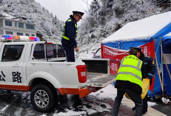 图2：执法人员装载融雪剂运往凝冻路段（夏玉峰摄）(1).jpg