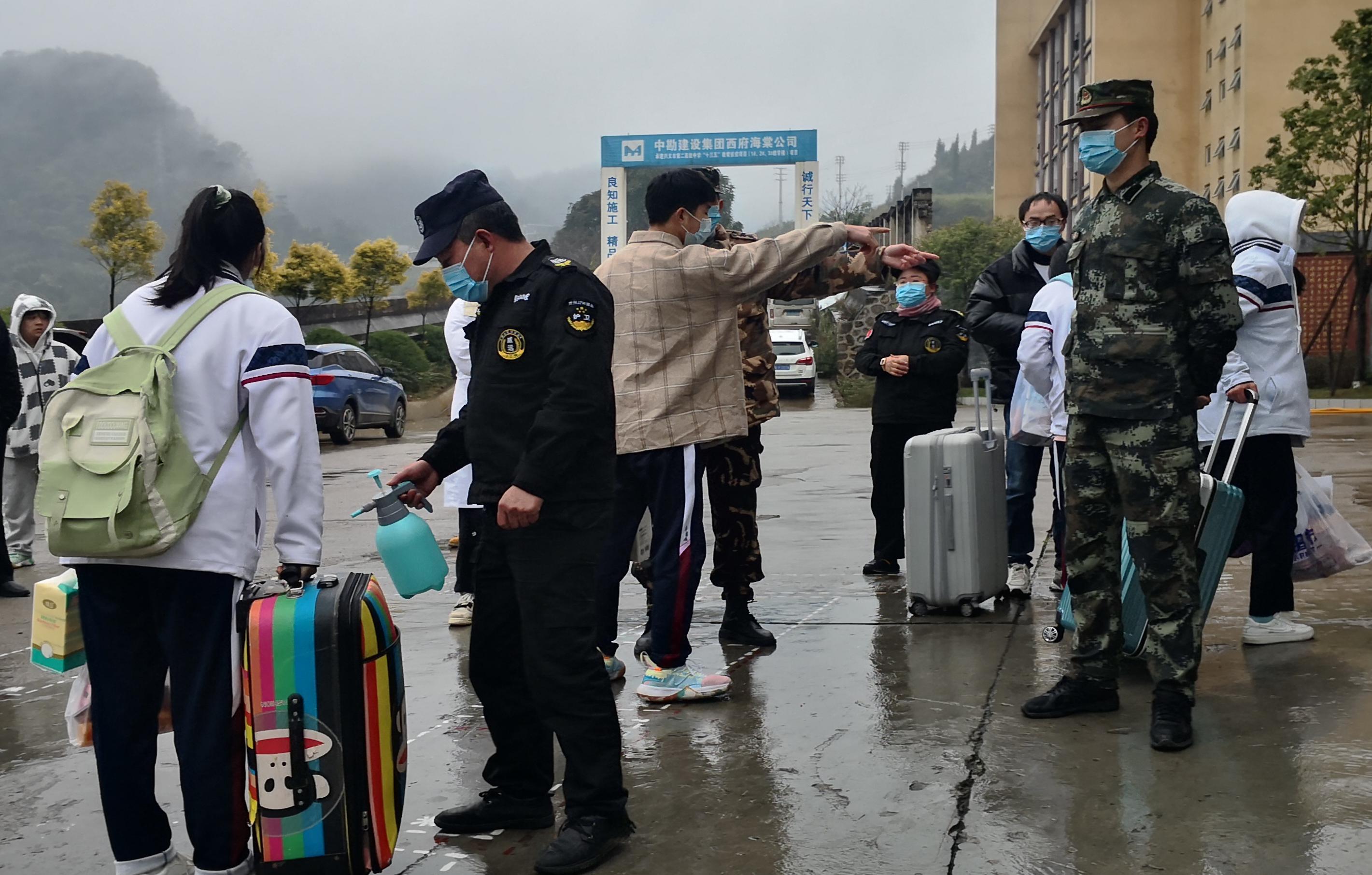 兴义二中高三学生入学场景.jpg