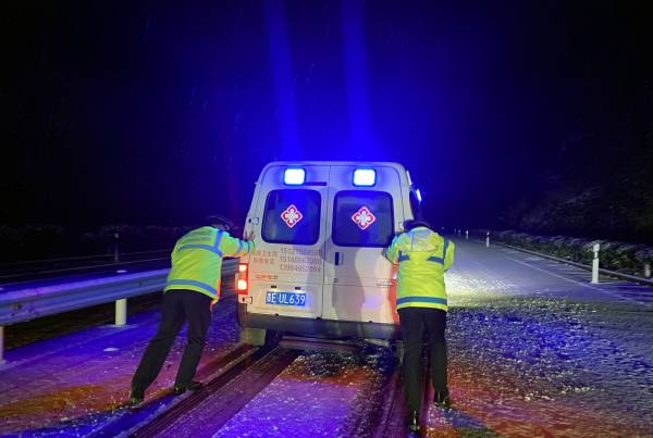 图4：九支队交通执法人员在寒风中帮助受困车辆（唐银摄）(1).jpg