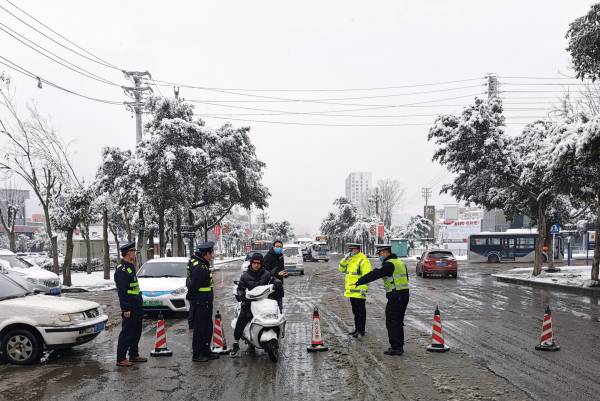 图12：九支队交通执法人员和公安交警联合在大雪路段维护交通秩序（陶高峰摄）(1).jpg