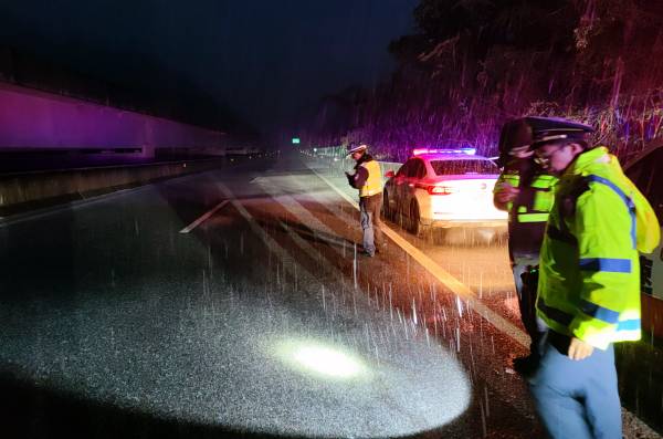 图1：大雪纷飞，九支队交通执法人员和交警在高速公路上守护交通平安（夏玉峰摄）(1).jpg