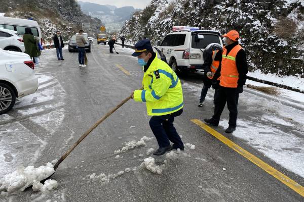图3：九支队交通执法人员用铁铲铲出公路上积雪（赵文源摄）(1).jpg