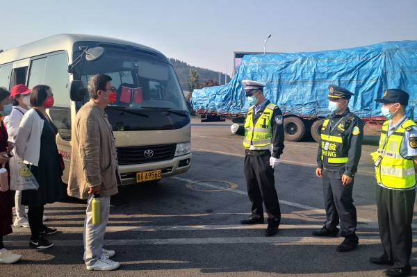 图3：执法人员向乘客宣传安全乘车知识(1).jpg