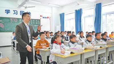 图为来自广东的教师巫伟杨给望谟五中的学生上课。王显运摄.jpg