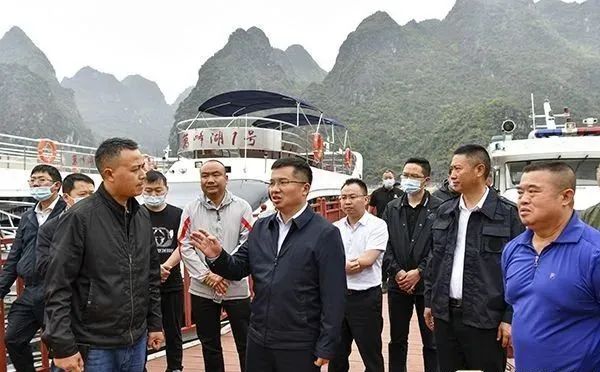 顾先林在红椿旅游码头检查水上交通安全和景区安全工作.jpg