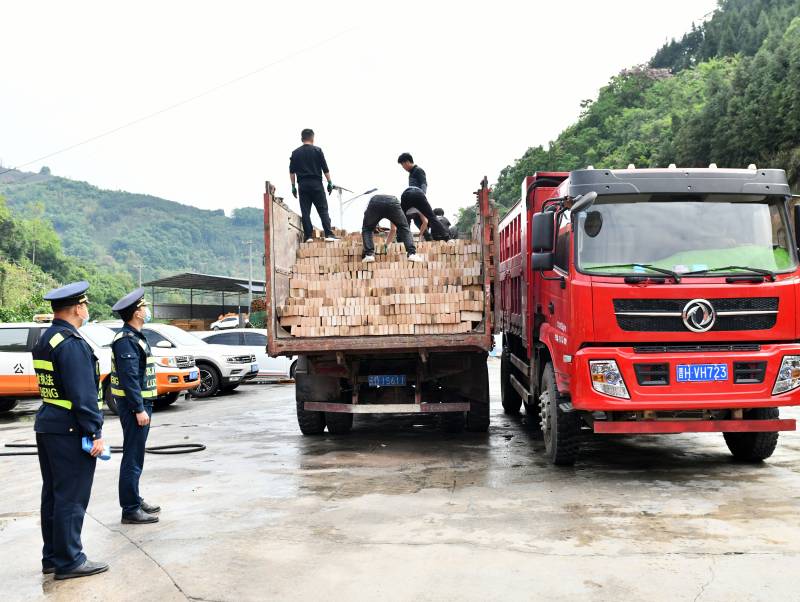 图6：执法人员监督超限车卸货(1).jpg