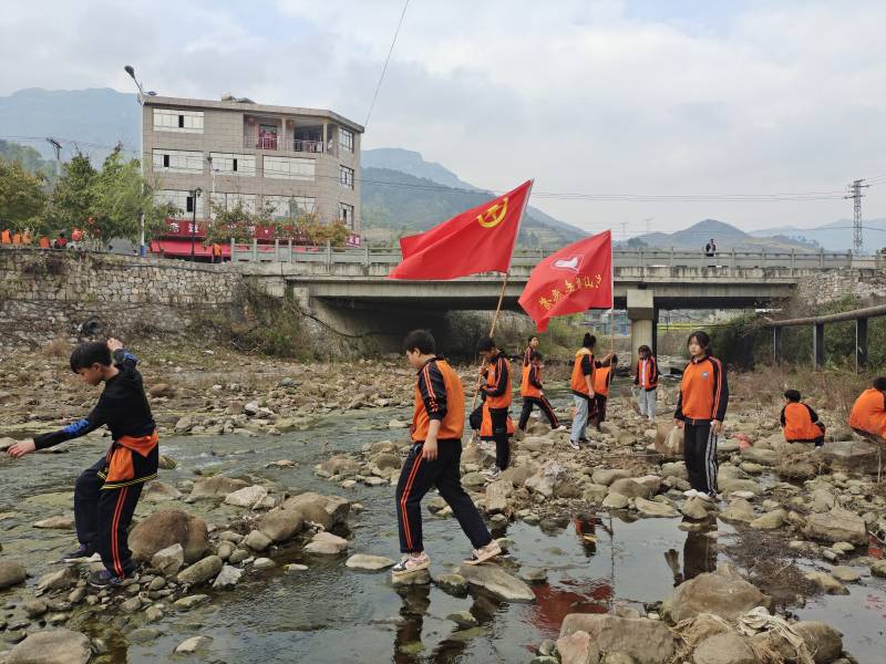 黔西南州旌旗志愿者服务队龙山中队志愿者开展学雷峰活动(1).jpg