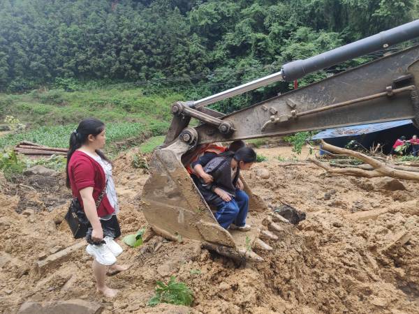 使用机械转移高烧病患（马江 摄）(1).jpg