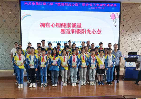 图为发放慰问品(1).jpg