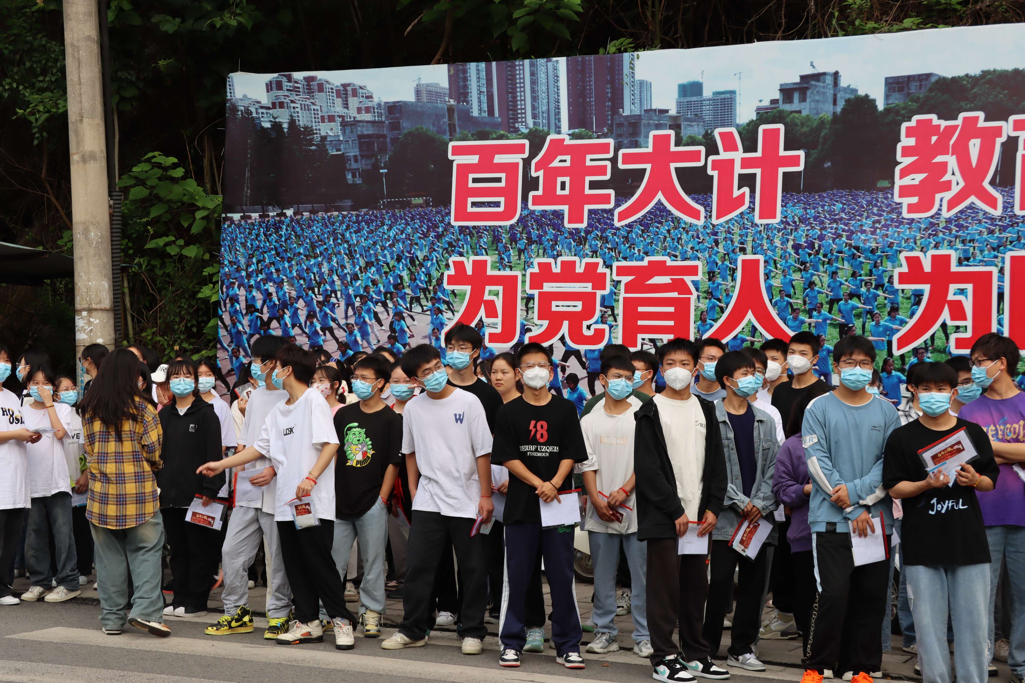 等候入场的考生.jpg