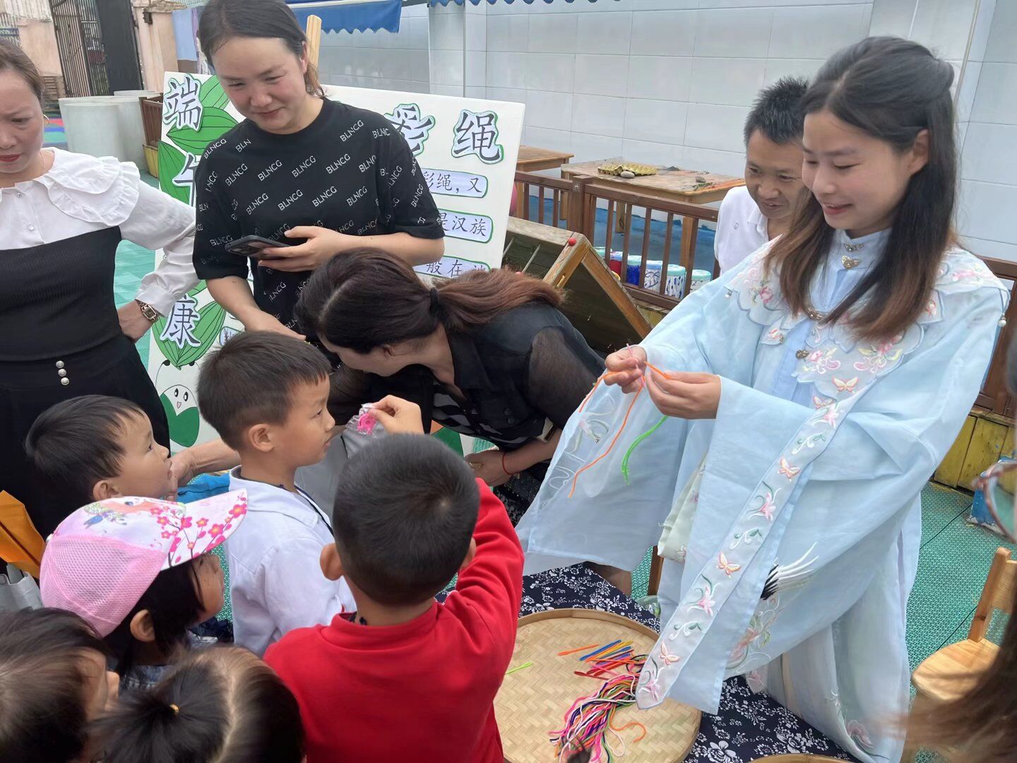 1687386836782032737.jpg 穿五彩绳.jpg