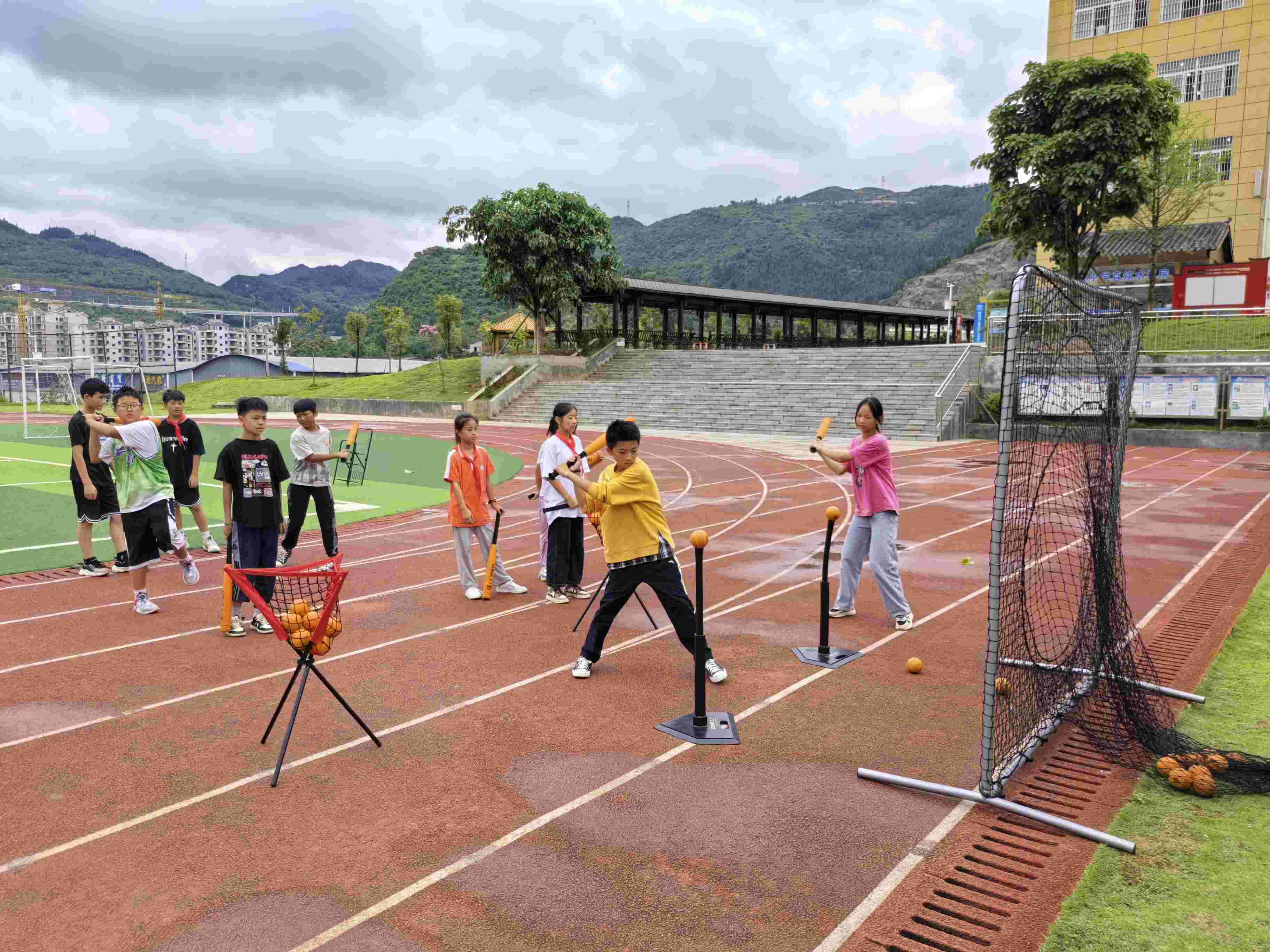 洒金小学棒垒球日常教学.jpg