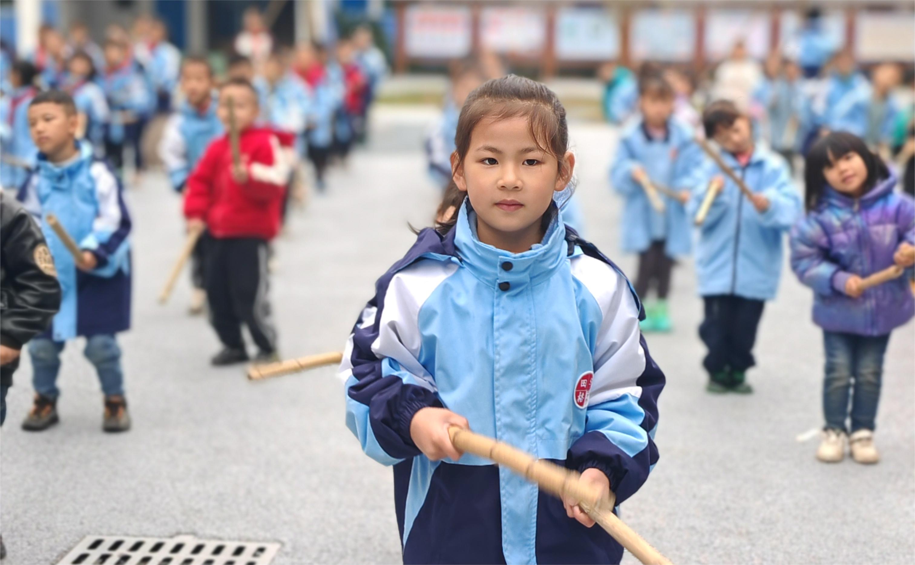 兴义市田字格万峰林民族实验学校课间：布依竹鼓操.jpg