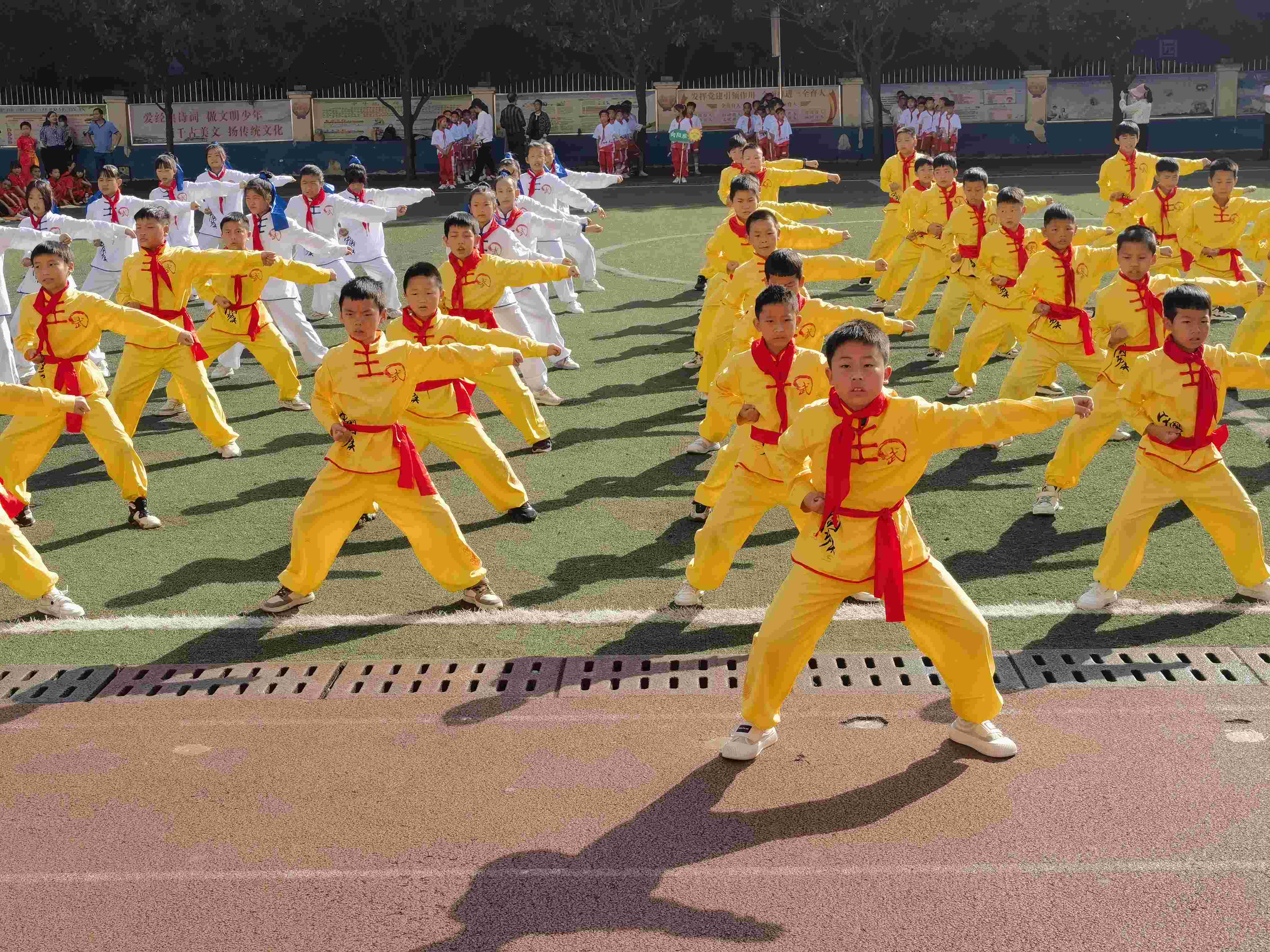 坪东小学：弟子规武术操(1).jpg