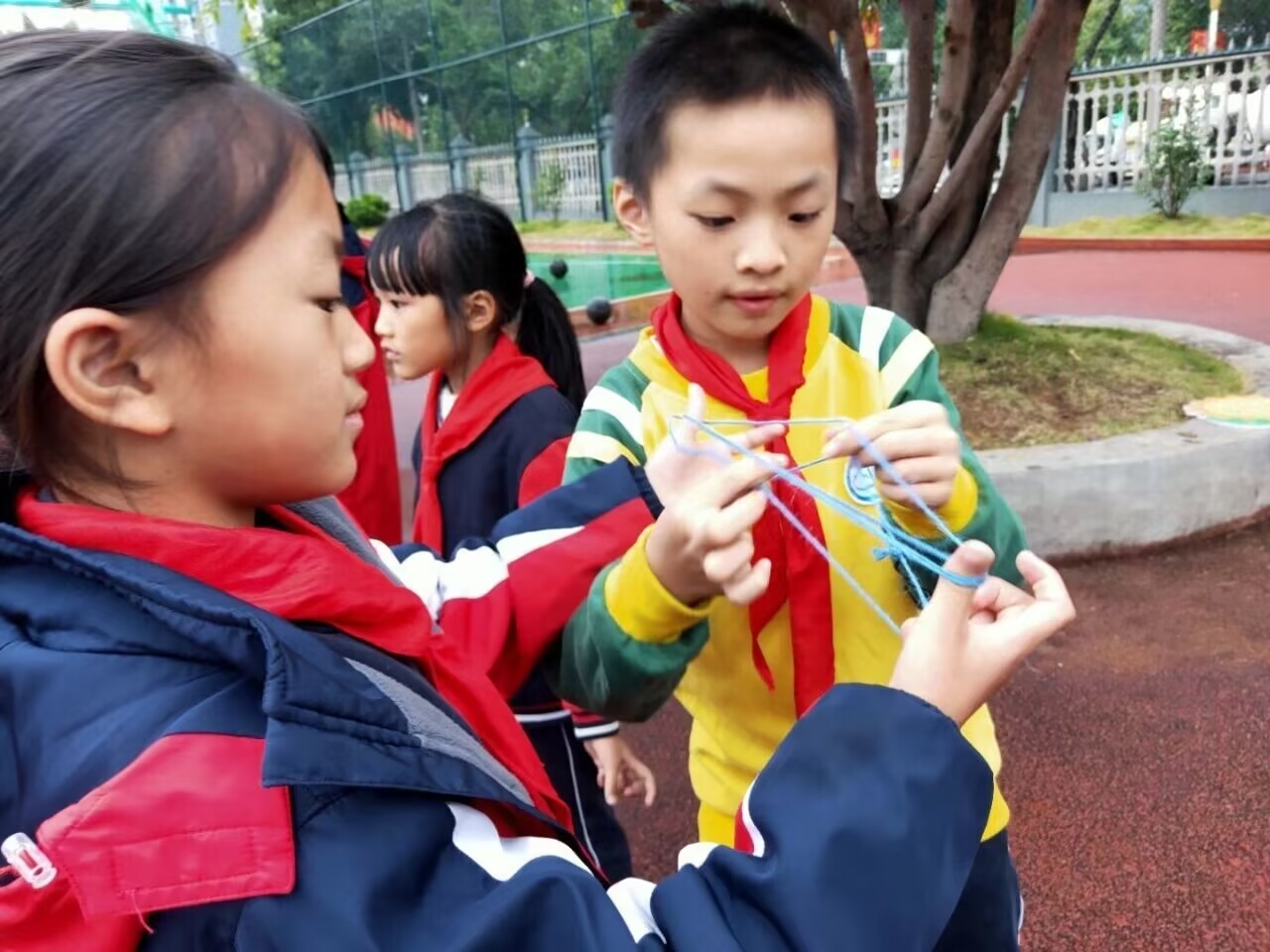 兴义市第十小学课间活动：翻花绳.jpg