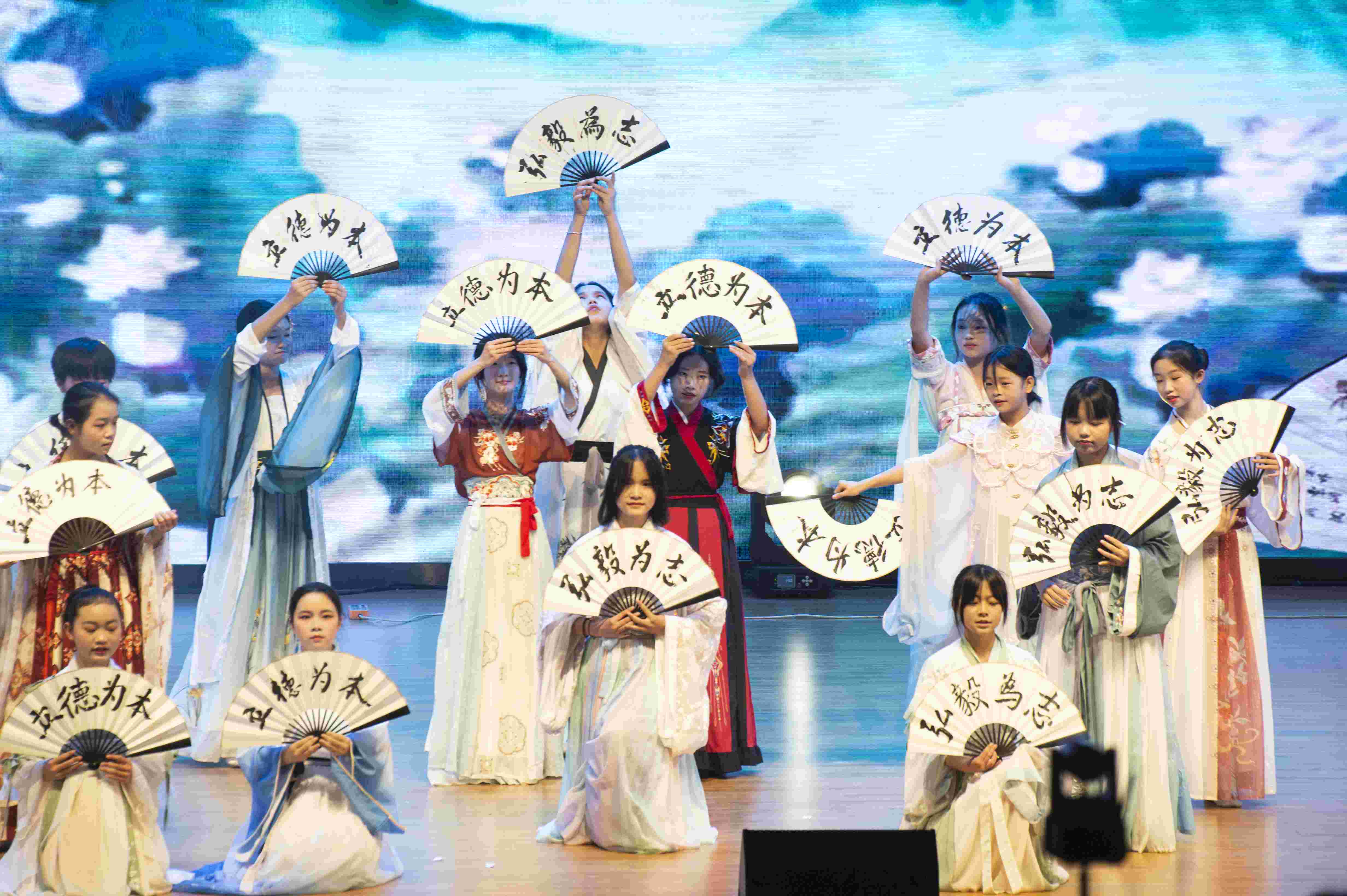 阳光书院校园文化艺术节：国文化舞蹈.jpg