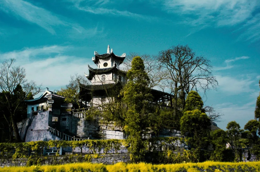 坐落在招堤荷畔金星山上的涵虚阁，晚清名臣张之洞11岁时大气之作《半山亭记》镌刻在半山亭上.png