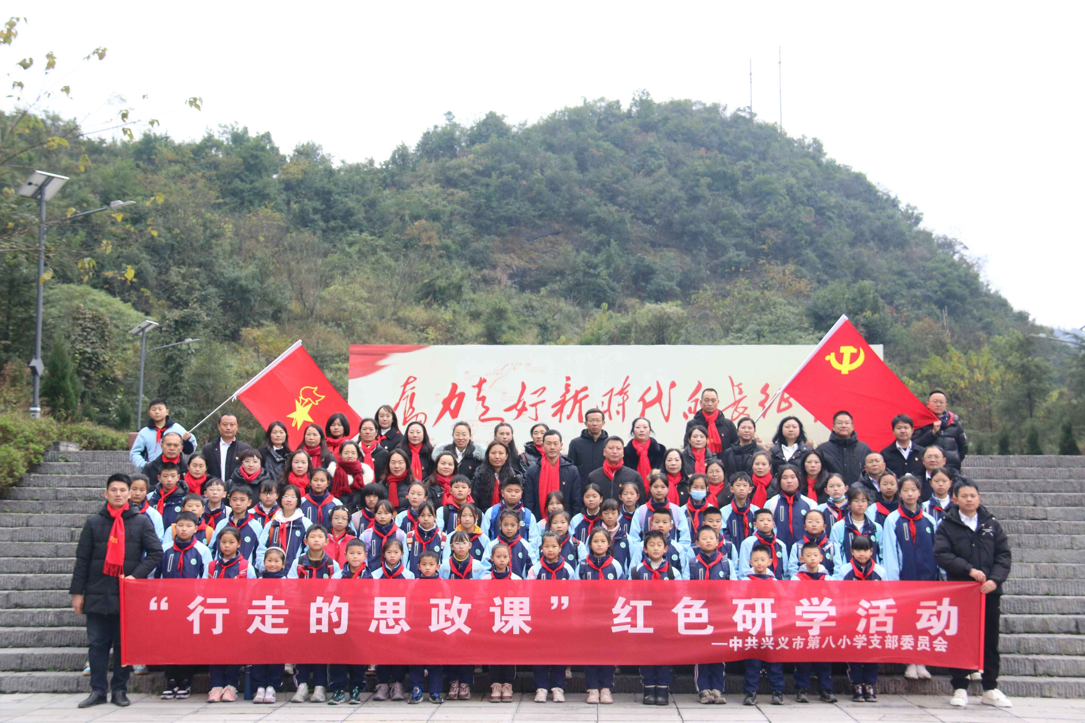 到红军村参观.jpg