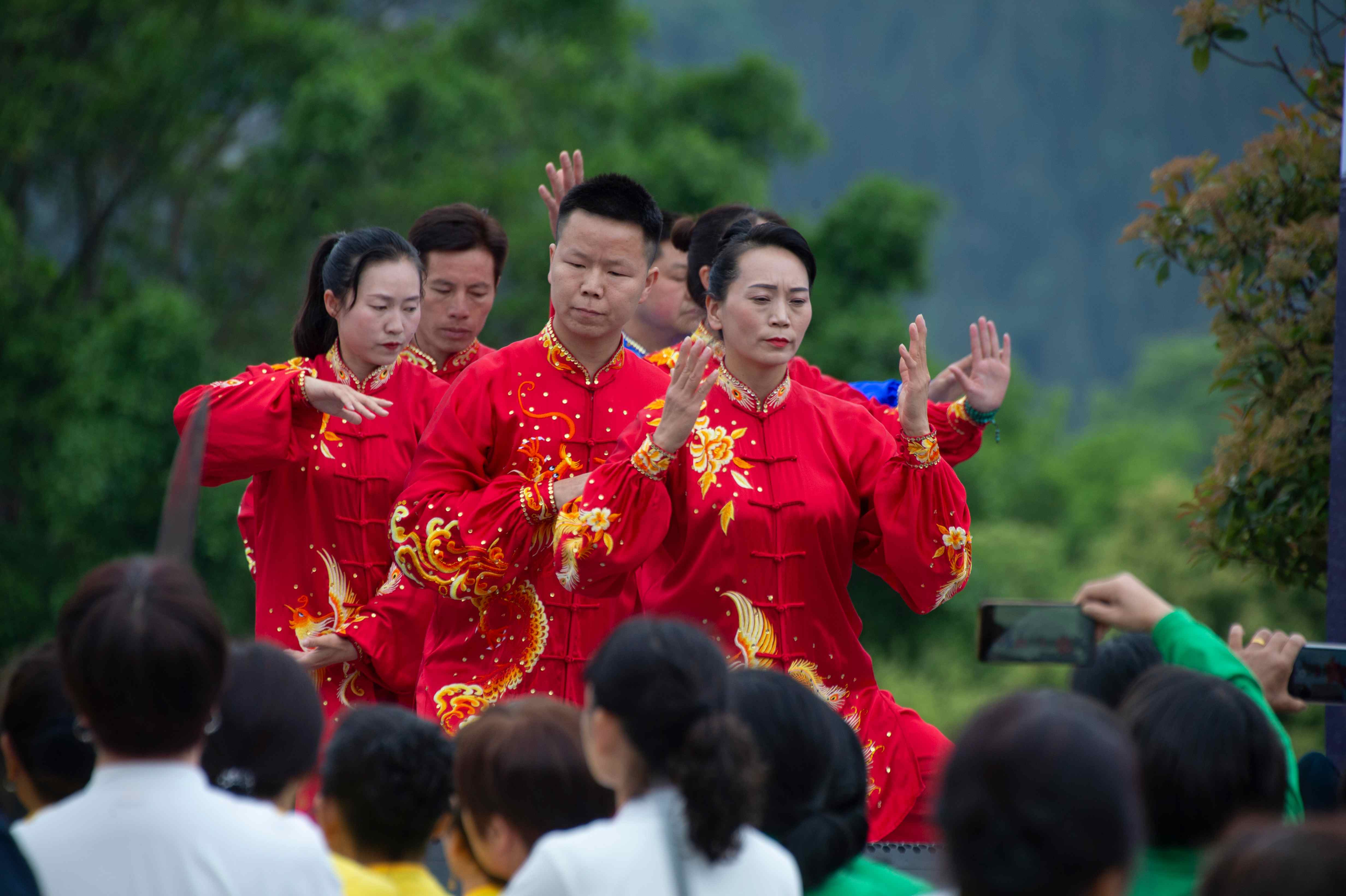 1763546439283051276.jpg 万峰林全身健身活动(摄制:印象黔西南) (11).jpg